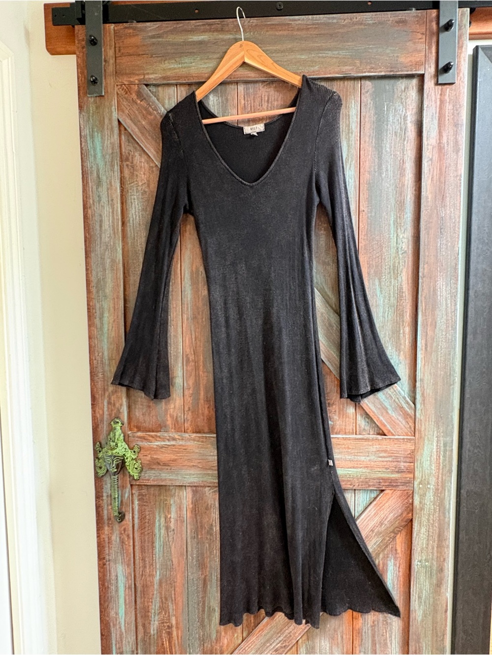 NYTT Black V-Neck Long Sleeve Midi Dress with Flared Cuffs